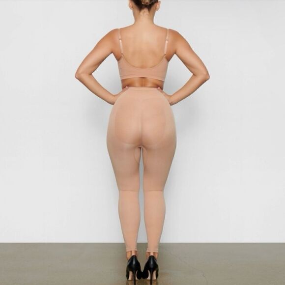 SKIMS Sculpting Legging in Ochre - Picture 2 of 5